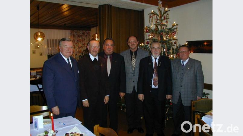 Eine besondere Auszeichnung war 2001 die Verleihung des Ehrenzeichens in Gold des Deutschen Siedlerbundes an Pfarrer Hugo Wagner (Zweiter von links) und an Vorsitzenden Konrad Härtl (Zwetier von rechts). Anwesend waren der ehemalige Minister Gustl Lang, Landesvorsitzender Otto Benner, Bürgermeister Georg Hansl und Vizebezirkschef Anton Zobler (von links). Bild: gz