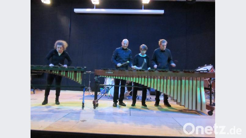 Percussion-Koryphäe Eckhard Kopetzki (Zweiter von links) mit seinen talentierten BfM-Studenten Judith Hubbauer, Coralie Gottschalk und Hannes Tischer (von links). Bild: aks
