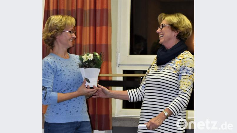 Gemeindereferentin Christine Gößl (links) sprach im Jugendheim über Bräuche, Feste und Feiern. Frauenbund-Vorsitzende Doris Schreglmann bedankte sich mit einer Christrose. Bild: rgr