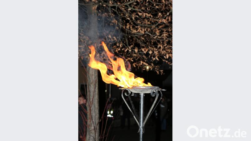 Feuerschalen stehen am Kriegerdenkmal. Bild: rpp