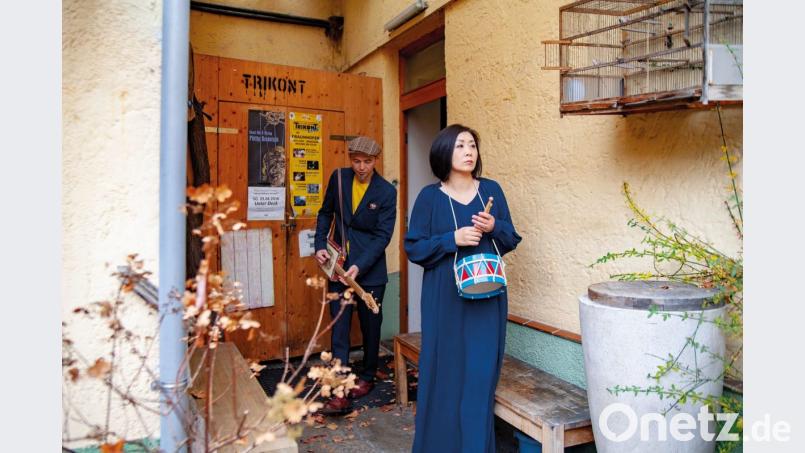 Das Wiedersehen mit Coconami nach fast 4 Jahren bringt auch manch neue Gewichtung mit sich. Die Ukulele ist nicht mehr in jedem Song dabei, dafür gerne die 4-saitige-Zigarrenkistenbox, ein neues Lieblingsinstrument von Miyaji (links). Textlich bewegen sich Coconami mit Sängerin Nami auf „Saikai“ gerne auf absurdem Terrain. Bild: Stefanie Giesder