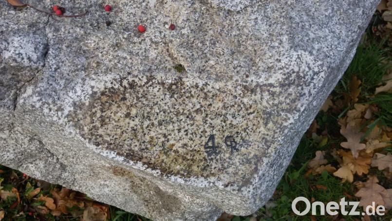 Den Marmor aus Dechantsees bei der Steingruppe am Armesberg versieht Georg Raithel ebenfalls mit seinem Meisterzeichen. Bild: exb/Rainer Sollfrank