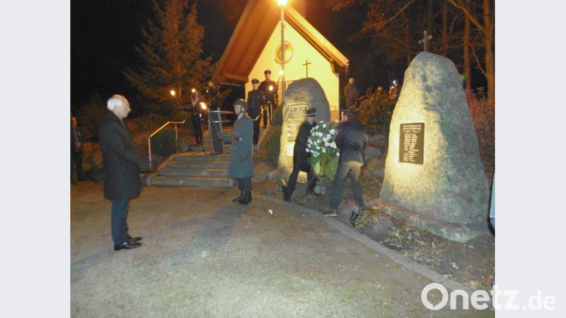 Wie die Feuerwehr Schwarzenreuth legt später auch Bürgermeister Peter König (links) am Ehrenmal einen Kranz nieder. Bild: hkö