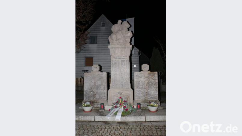 Am Kriegerdenkmal wird anlässlich des Volkstrauertags zum Gedenken ein Kranz niedergelegt. Bild: rpp