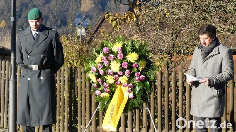 Bürgermeister Gerald Reiter und Feldwebel Puchinger sprachen beim Volkstrauertag in Stadlern. Bild: mmj