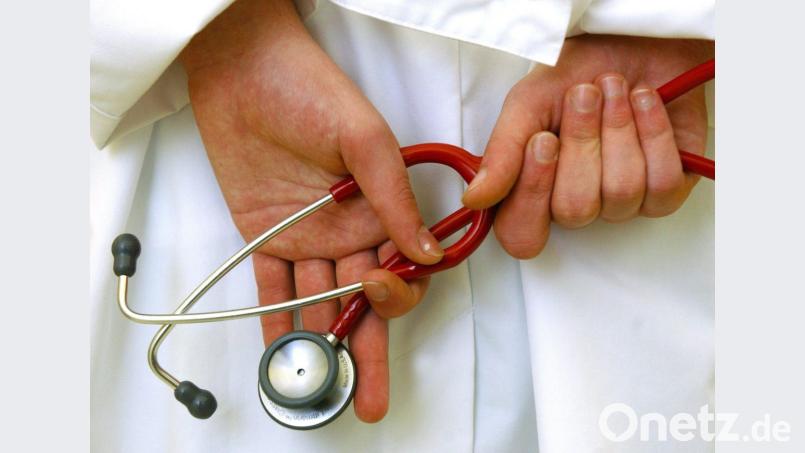 Auch in der Region zeichnet sich eine radikale Umstrukturierung in der ärztlichen Versorgung ab. Dr. Martin Pöllath, Vorsitzender des Ärztlichen Kreisverbands Amberg-Sulzbach fordert, die Zahl der Medizin-Studienplätze zu erhöhen. Bild: Patrick Pleul/dpa