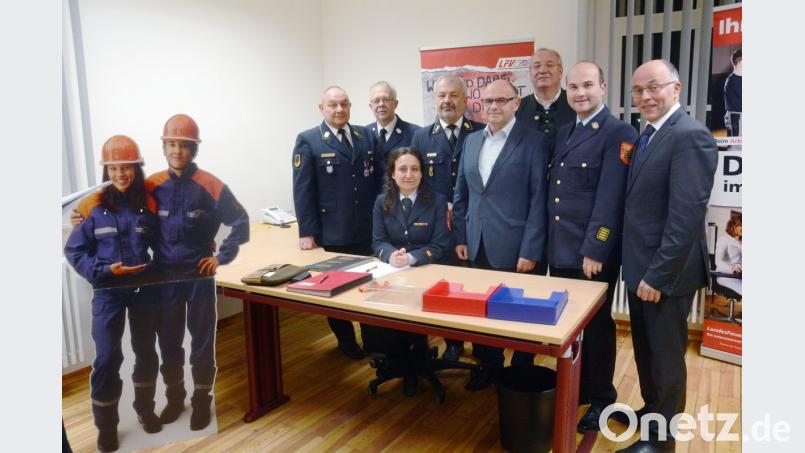 Sie besetzt die neue Geschäftsstelle des Bezirksfeuerwehrverbandes in der Bezirksklinik in Wöllershof: Kreisbrandmeisterin Miriam Schuller (dritte von links). Bei der Eröffnung gratulieren Fachbereichsleiter LFV Bayern Uwe Peetz (von links), Landesjugendfeuerwehrwart Heinrich Scharf, Kreisbrandrat Fredi Weiß, Konrad Kastner, Direktor Wirtschaft und Finanzen bei der Medbo, Bezirkstagspräsident Franz Löffler sowie Kreisbrandrat Marco Saller und stellvertretender Landrat Albert Nickl. Bild: wpt