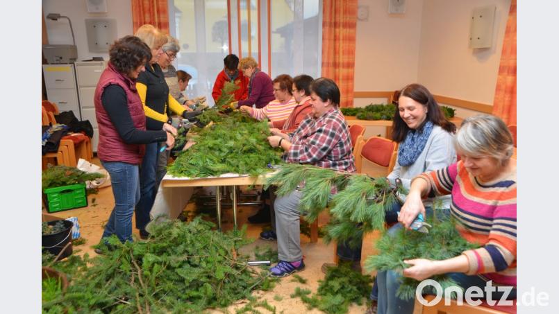 Die Waldauer Frauenbundmitglieder sind fast mit den fleißigen Advents- und Weihnachtswichteln zu vergleichen, die bald wieder rührig und unentwegt unterwegs sind. Bild: dob