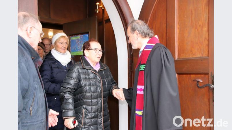 Karl Georg Haubelt, der die Besucher des Gottesdienstes am Buß- und Bettag an der Kirchentüre verabschiedete, bezeichnete die Teilnahme an der Feier als "Abstimmung mit den Füßen" für einen "Feiertag, der eigentlich kein Feiertag ist". Bild: Thomas Dobler