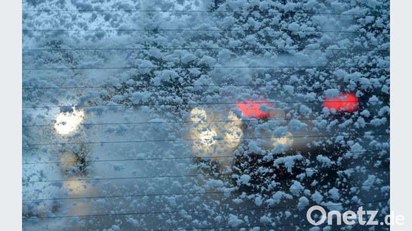 Autos fahren durch den ersten Schnee der Saison. Bild: Angelika Warmuth/dpa