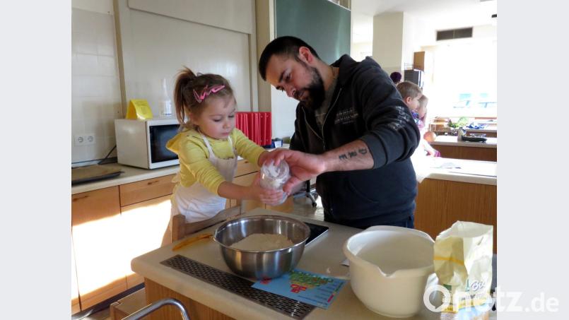 Wenn es kompliziert wurde, griffen die Papis helfend ein. Bild: ubb