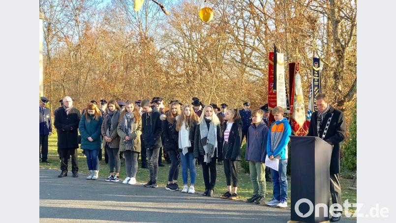 Neuntklässler der Mittelschule tragen mit anschaulichen Berechnungen den Wahnsinn von Kriegen vor. Die Tatsache, dass eine Schule sich hier engagiert, bingt ihr Lob von allen Seiten. Bild: cr