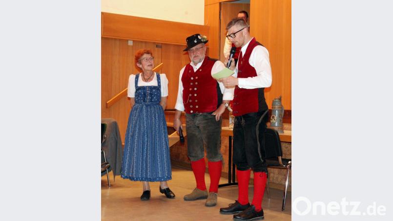 Den Kirwa-Urgesteinen Sepp und Renate Lösch galten Dankesworte des Kirwagemeinschafts-Vorsitzenden Florian Kaufmann (rechts), der den bunten Abend moderierte. Bild: mfh