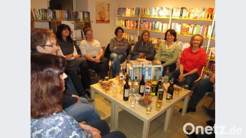 Zahlreiche Leserinnen sind zum Weinleseabend in die Katholische Gemeindebücherei nach Kastl gekommen. Gespannt lauschen die Teilnehmer den Buchvorstellungen . Bild: rpp