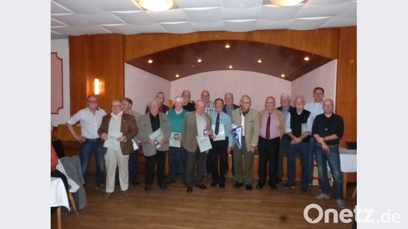 Diese Herren sind 50 und 60 Jahre dabei, Gründungsmitglied Max Fischer (Sechster von rechts) sogar 70. Bild: fm