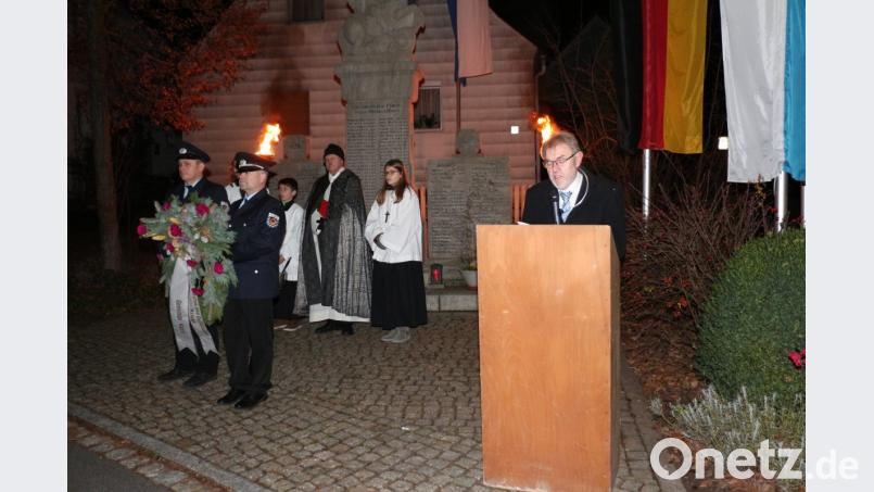 Bürgermeister Josef Etterer erinnert an die Verantwortung eines jeden Einzelnen für Frieden, Freiheit und Gerechtigkeit. Bild: rpp