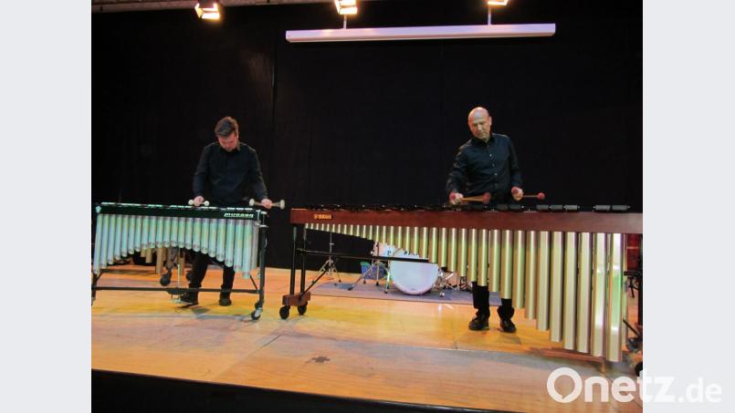 Vom Telefon auf die Marimba: &quot;Busy Signal&quot; mit Eckhard Kopetzki (rechts) und Philipp Gerlicher (links). Bild: aks