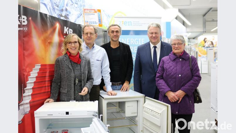 Kathrin Schmidt (Sparkasse Amberg-Sulzbach) und K+B-Marktleiter Martin Heller übergeben zusammen mit Joachim Scheid (Klimaschutzkoordinator in Amberg-Sulzbach) und Landrat Richard Reisinger den neuen Kühlschrank an Helma Ortner (von links). Bild: anv