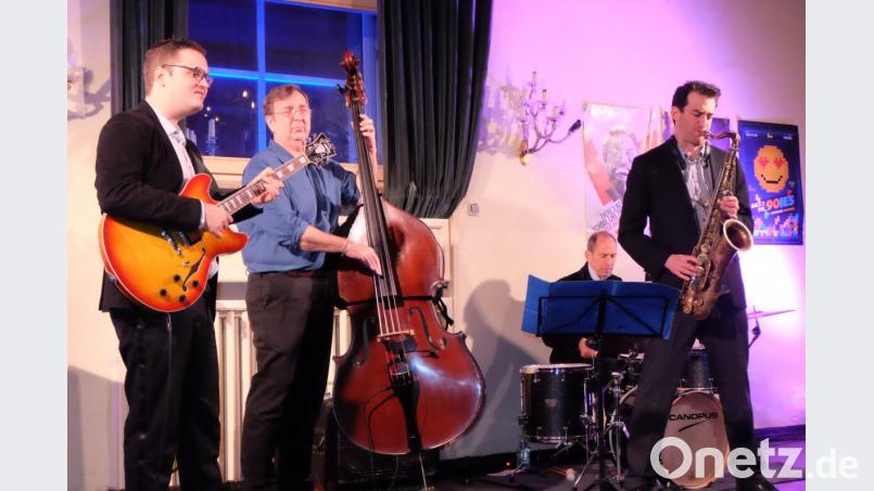 Paul Brändle (Gitarre), Will Woodard (Kontrabass), Rick Hollander (Schlagzeug) und Brian Levy (Tenorsaxofon) im Amberger Casino-Saal. Bild: lr
