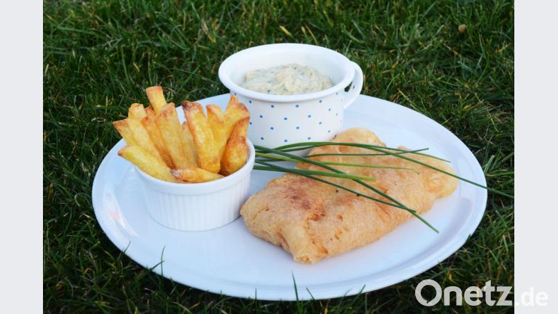 Goldbraun und knusprig sind Fisch und Pommes frites. Dazu serviert Michael Schiffer eine Sauce Tartar. Bild: Gabi Schönberger