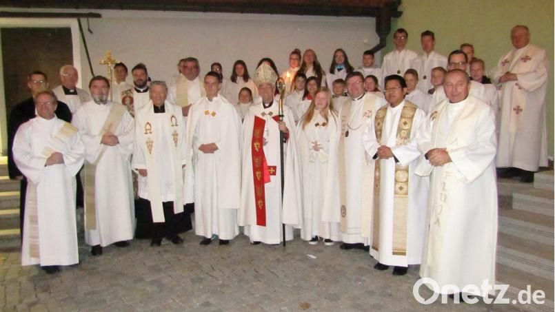 Alle Geistlichen und Mitwirkenden stellten sich mit dem Erzbischof zum Erinnerungsfoto auf. Bild: sck