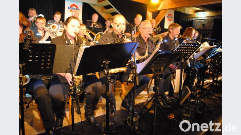Jeder Zentimeter der Bühne ist mit Musikern der Metro-Jazz-Band war besetzt Bild: gge