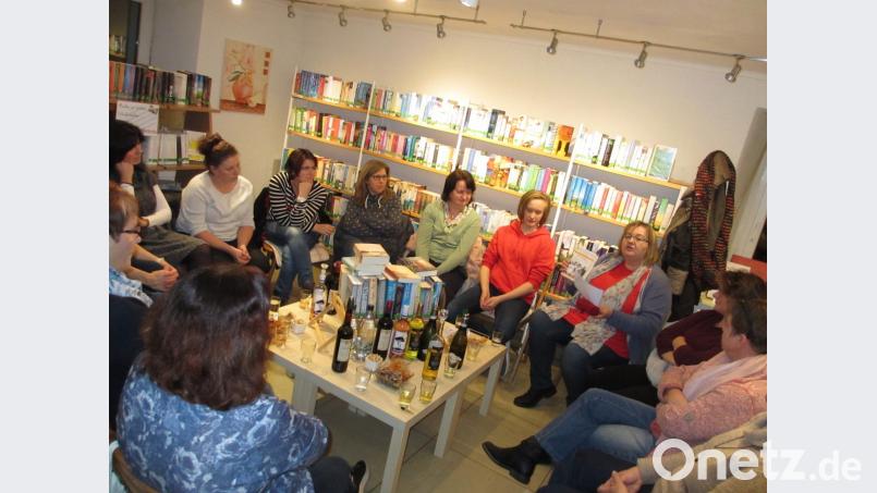 Martina Deubzer (Dritte von rechts) stellt unter anderem die neuen Buchreihen vor, die von starken Frauen in den Kriegsjahren und kurz danach erzählen. Bild: rpp