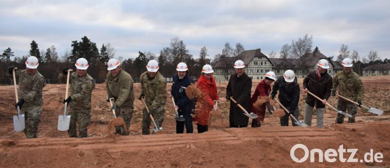 Der Bau der neuen Elementary School wurde symbolhaft mit dem Spatenstich begonnen. Das Bild zeigt unter anderen Colonel Adam J. Boyd (Dritter von links), Roman Beer vom Staatlichen Bauamt (Fünfter von links) sowie (von rechts) Colonel John K. Baker und Schuldirektor Matthew Kralevich. Bild: rgr