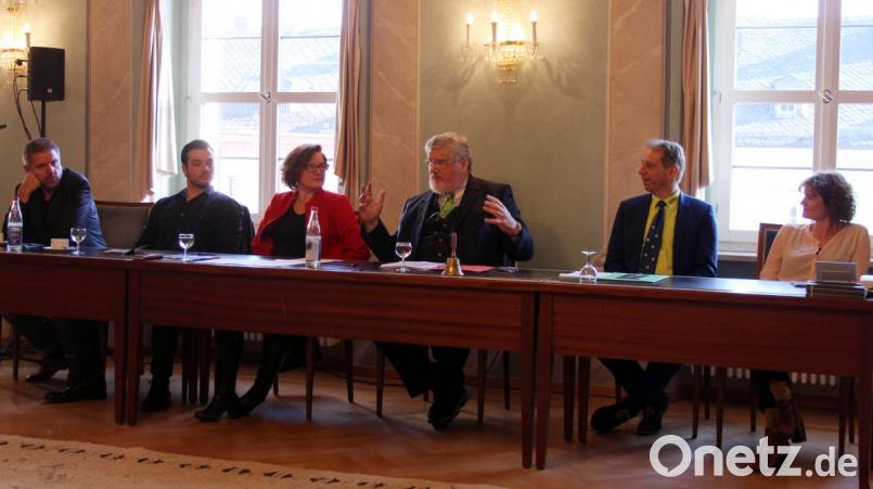 Präsentierten das Programm der Luisenburg-Festspiele 2019 in Wunsiedler Rathaus: (von links) Komponist Paul Graham Brown, Schauspieler Marc Schöttner, Künstlerische Leiterin Birgit Simmler, Bürgermeister Karl-Willi Beck, Verwaltungsleiter Harald Benz sowie Schauspielerin Eli Wasserscheid. Bild: stg