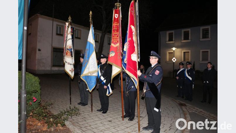 Fahnenträger begleiteten den Volkstrauertag in Kastl. Bild: rpp