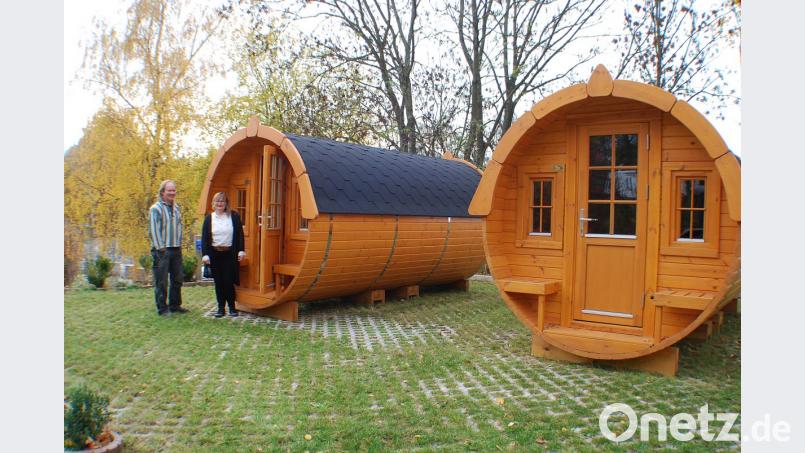 Die Leiterin der Gäste-Information Ursula Stingl mit Harald Waidhas, Campingplatz Platzermühle, bei der Besichtigung und Vorstellung der Schlaffässer. Bild: enz
