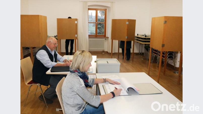 Wählerverzeichnis, Urne, Wahlkabine: Das gibt es nicht nur bei politischen Wahlen, auch die Pfarreien bieten dieses Zubehör auf, wenn über die Vorschläge zur Besetzung der Kirchenverwaltungen abgestimmt wird. Unser Bild zeigt eine Szene vom Wochenende in Nabburg. Bild: Gerhard Götz