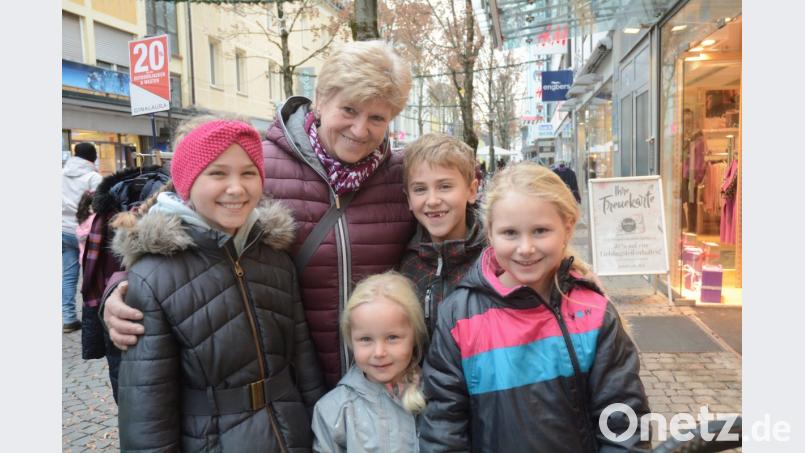 Ihren schulfreien Tag verbringen Antonia (10), Jonas (8) und Hanna (7) samt der kleinen Luca (4) mit Oma Marianne Linsmeier in Weidens Einkaufsmeile. „Wir schauen schon mal, was das Christkind dieses Jahr bringen könnte“, sagt die 58-Jährige aus Schönsee. Bild: Gabi Schönberger