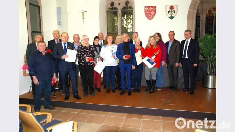 Bürgermeister Michael Göth, Personalleiter Roland Maul (von rechts) und 3. Bürgermeister Hans-Jürgen Reitzenstein (Achter von links) beglückwünschten die Jubilare und verabschiedeten die Ruheständler. Bild: Andreas Royer