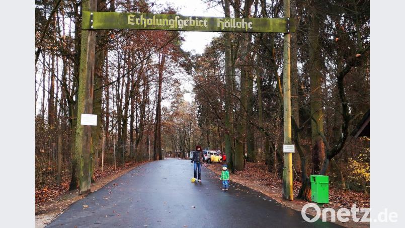 Auch wenn sich die Temperaturen dem Gefrierpunkt nähern, kommen trotzdem Besucher in den Wild- und Freizeitpark Höllohe. Er ist in allen Altersgruppen beliebt, nicht nur bei jungen Eltern und ihrem Nachwuchs. Bild: Thomas Dobler