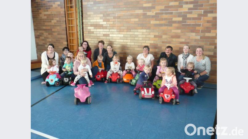 Zum Abschluss des Mutter-Kind-Turnkurses fand ein Bobbycar-Rennen statt. Bild: amö