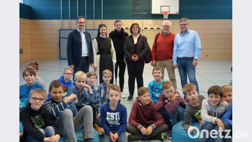 Die Jungs zum Auftakt des Vorlesetags in der Sporthalle zusammen mit Rektor Stephan Drexler, Schwester Raphaela Kratzer, Organisatoren Elisabeth Müller-Kroczynski sowie Johanna Maurer, Christian Höllerer und Paul Zrenner (von links). Bild: exb