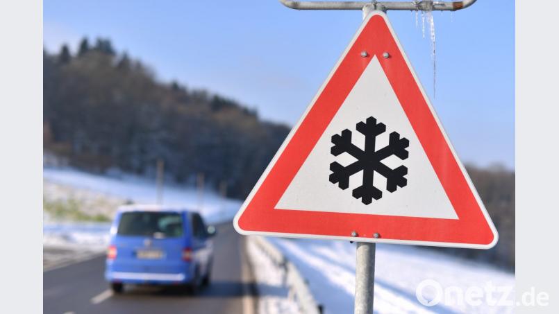 Dieses Schild warnt Autofahrer vor der Gefahr winterlicher Straßenglätte. Bild: Foto: Uwe Anspach/dpa