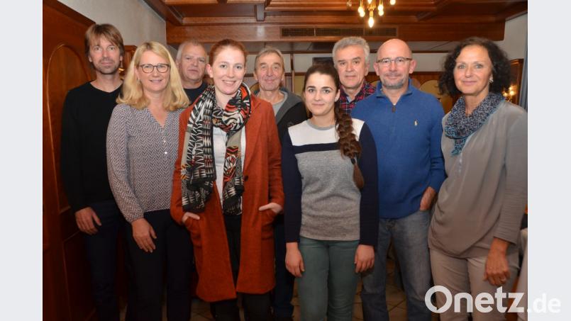 Bei der Saisonabschlussfeier im Gasthof "Schübl'adl" ehrt Abteilungsleiter Franz Wolf (links) die Sieger des Mixed-Doppel-Turniers. Hinter den Sportlern liegt wieder ein erfolgreiches Jahr. Bild: dob