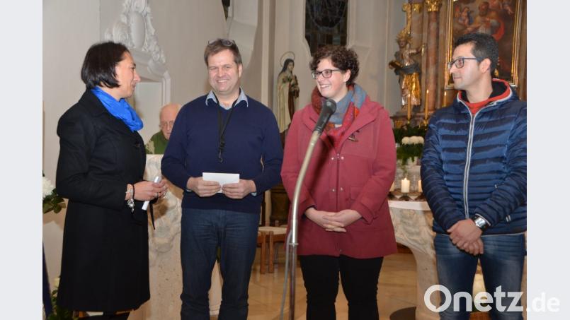 Frauenbund-Vorsitzende Ulrike Gösl überreicht Thomas Winderl, Kathrin Scheibl und Markus Uschold (von links), die den Kinderchor Roggenstein leiten, eine 300-Euro-Spende. Bild: dob