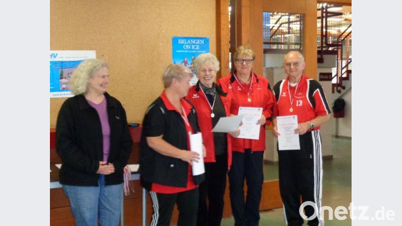 Julie Marek, Vorsitzende des ausrichtenden Vereins ISG Erlangen, gratuliert Anette Bachert, Antje Lautner, Gisela Kindler und Mannschaftsführer Andreas Jasinski (von links) zu ihrem Erfolg. Bild: jzk