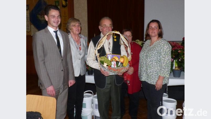 Verabschiedung von Erhard Höfler mit (von links) Bürgermeister Jörg Fritsch, Marga Hirschinger, Erhard Höfler, Gabi Bleisteiner, Nadine von Hassel-Geiger. Bild: fm