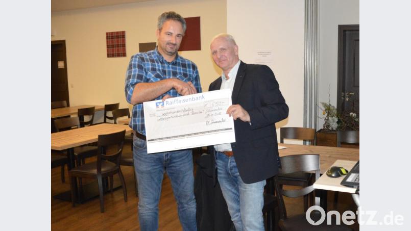 Vorsitzender Wolfgang Lobinger (links) übergab einen Scheck über 650 Euro an Kolping-Diözesansekretär Ludwig Haindl. Bild: exb