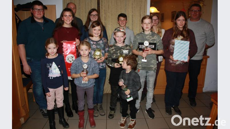 Es zeigt die Jugend-Preisträger für Geflügel und Kaninchen mit Vorstand etc. Bild: lk