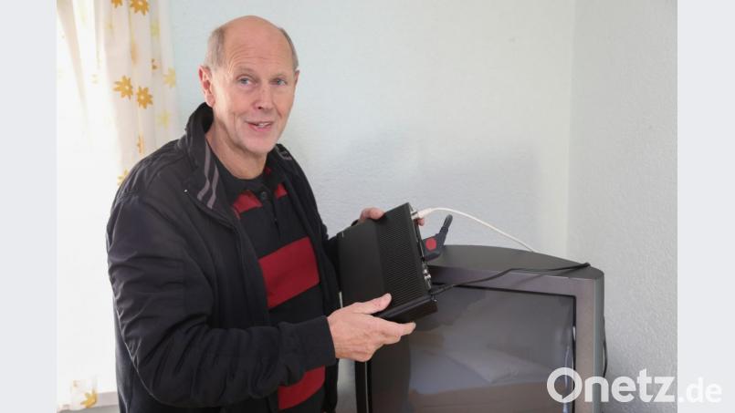 Wolfgang Hoffmann, Fernsehtechniker bei Radio Krause, schließt einen digitalen Receiver an ein Röhrengerät an. Ohne diese technische Hilfe würde der Bildschirm schwarz bleiben. Bild: rw