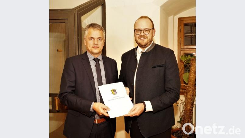 Landrat Andreas Meier (rechts) überreicht die Urkunde an Bürgermeister Thomas Meiler. Bild: arw