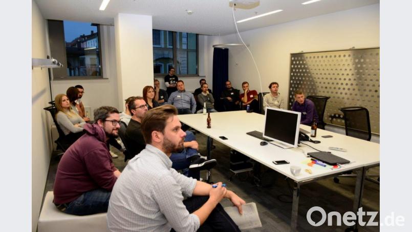 Wissensaustausch beim DevCamp in lockerer Runde. Bild: exb