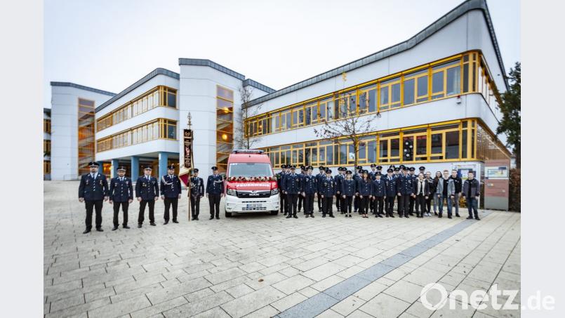 Die Kameraden aus Haselmühl, Hiltersdorf und Theuern freuen sich für die Kollegen aus Kümmersbruck. Mit dem neuen Mannschaftstransportwagen, kurz MTW, kann im Einsatzfall weiteres oder nachrückendes Personal zur Einsatzstelle gebracht werden. Bild: exb