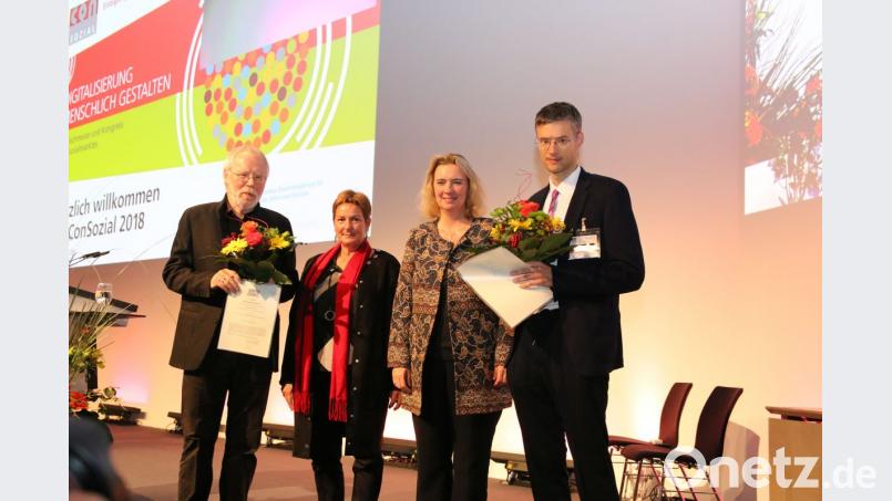 Sandra Loew, Geschäftsführerin von Dr. Loew Soziale Dienstleistungen (Zweite von links) und die Bayerische Staatsministerin für Soziales, Kerstin Schreyer, verliehen die Preise an Professor Heiner Keupp (links) und Florian Bödecker (rechts). Bild: Dr. Loew Soziale Dienstleistungen Bild: Dr. Loew Soziale Dienstleistungen