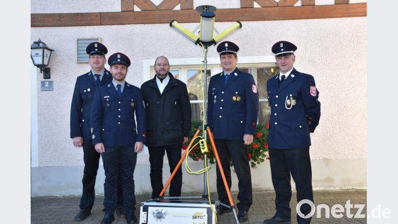 Gerätewart Stefan Brüderer, Kassier Andreas Eckert, Bürgermeister Max Schwärzer, Vorsitzender Hermann Lorenz und Kommandant Konrad Helgert mit der neuen LED-Einsatzstellenbeleuchtung. Bild: whw
